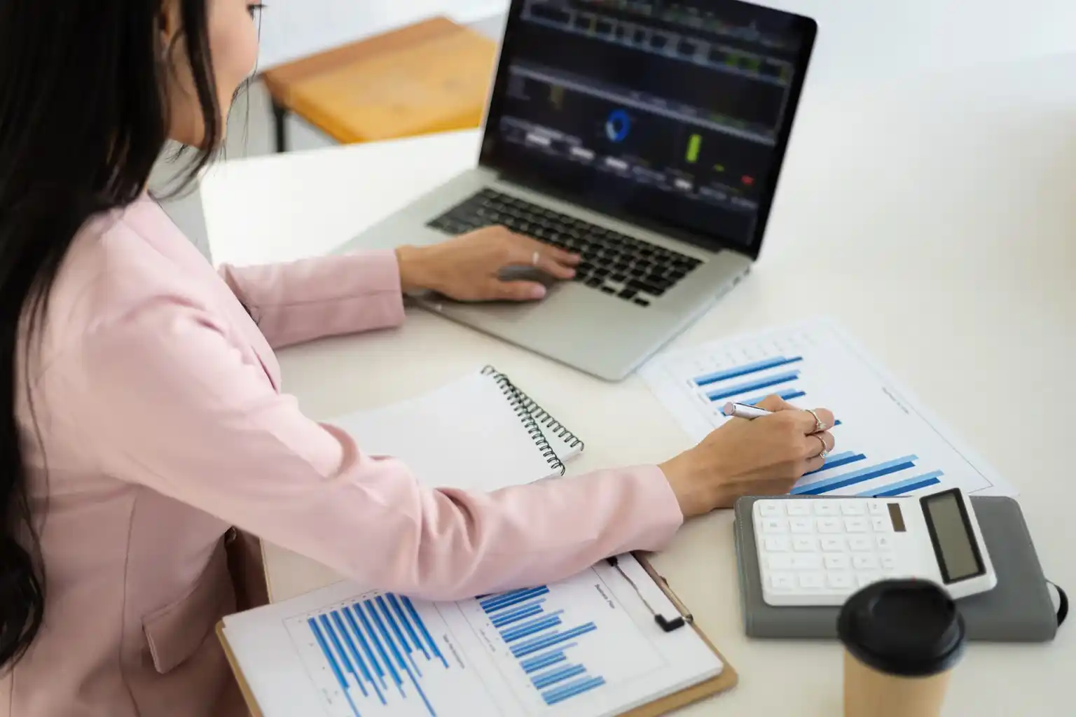 Pessoa analisando dados, representando a gestão de uma carteira de investimentos diversificada