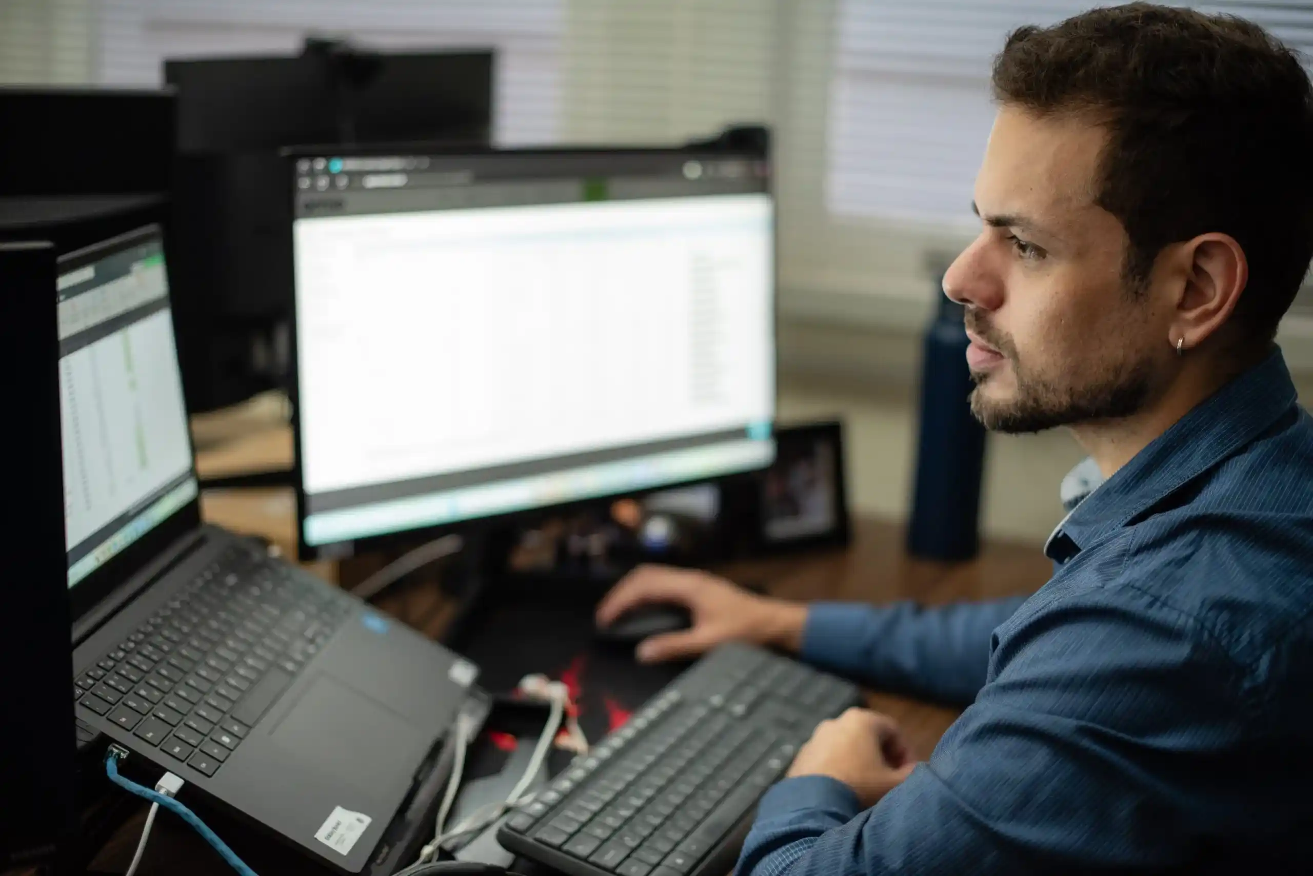 Homem analisando dados, representando o cuidado com a segurança financeira pessoal