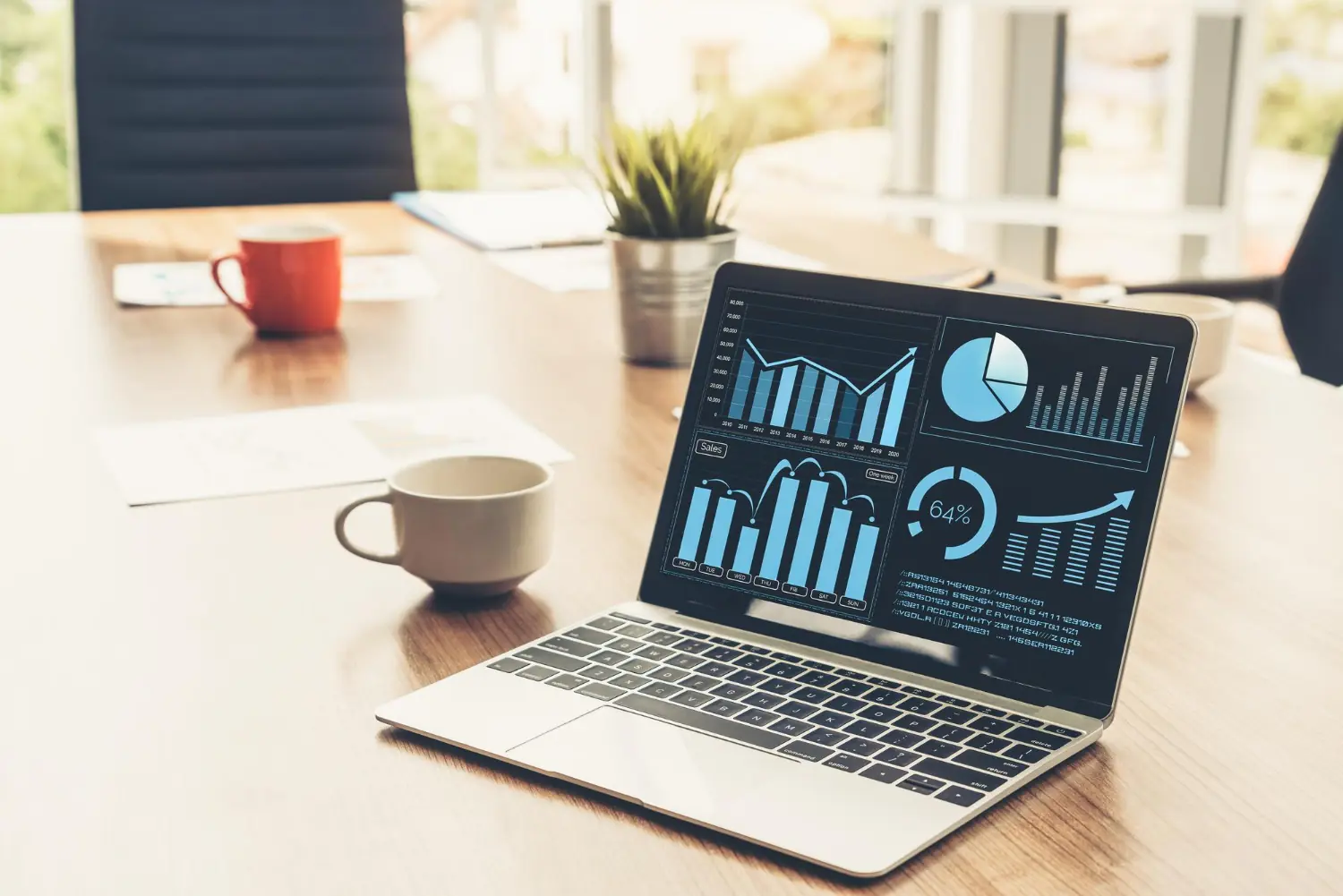 Dashboard financeiro: o que é, tipos, como fazer e KPIs essenciais para sua empresa Notebook exibindo dashboard financeiro com gráficos de desempenho e indicadores de crescimento