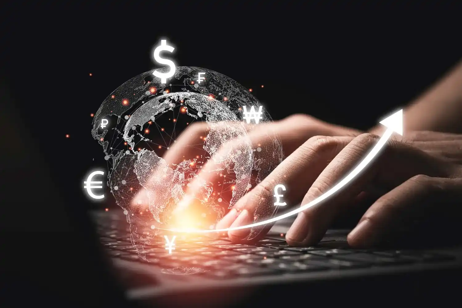 Investir no exterior vale a pena? Vantagens, riscos da prática e como começar Pessoa utilizando notebook com gráfico de crescimento e moedas globais ao fundo sobre investir no exterior