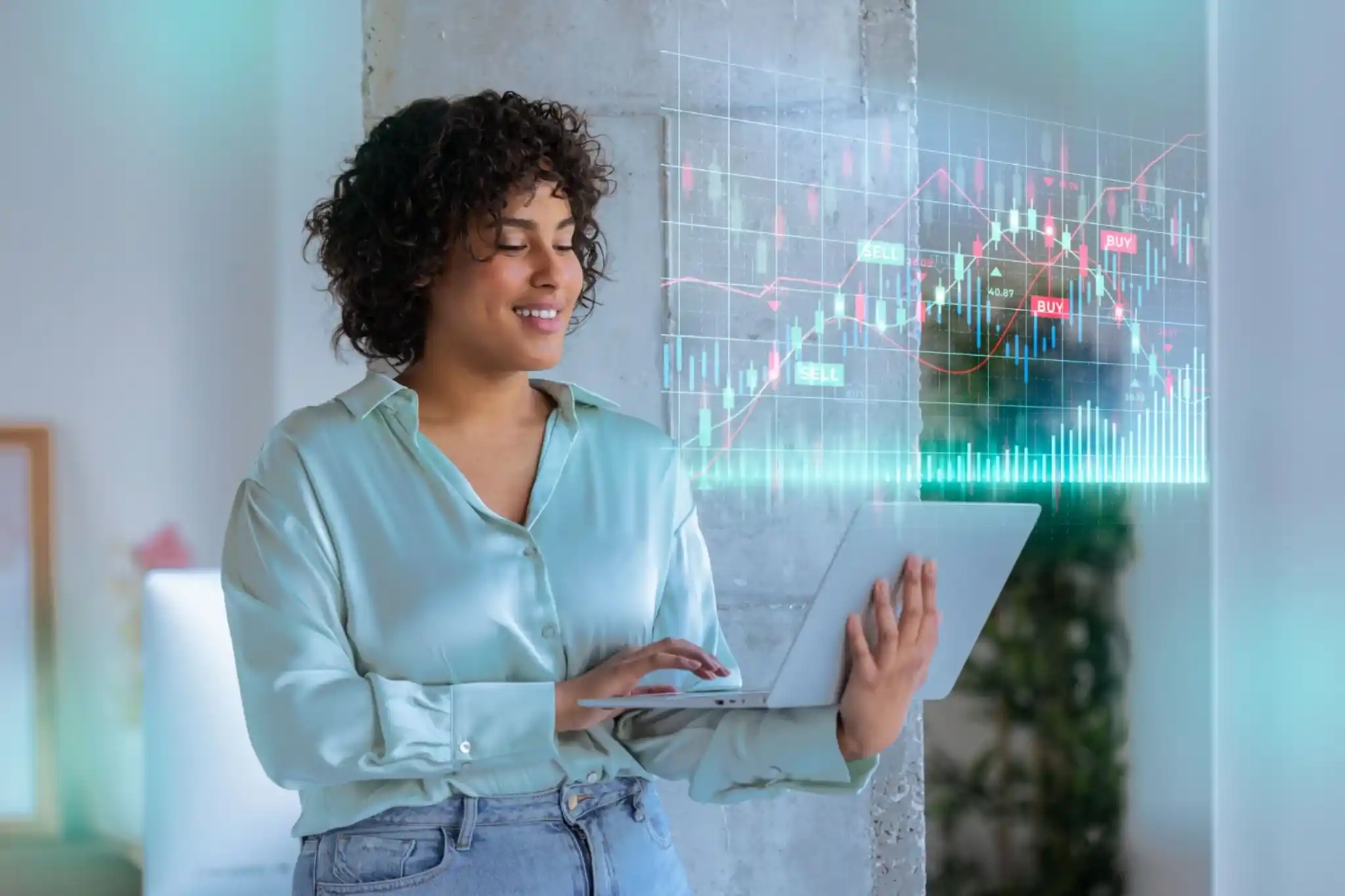 Onde investir em 2026? Cenário econômico e estratégias para sua carteira de investimentos Pessoa analisando gráficos financeiros em laptop, representando decisões sobre onde investir em 2026.