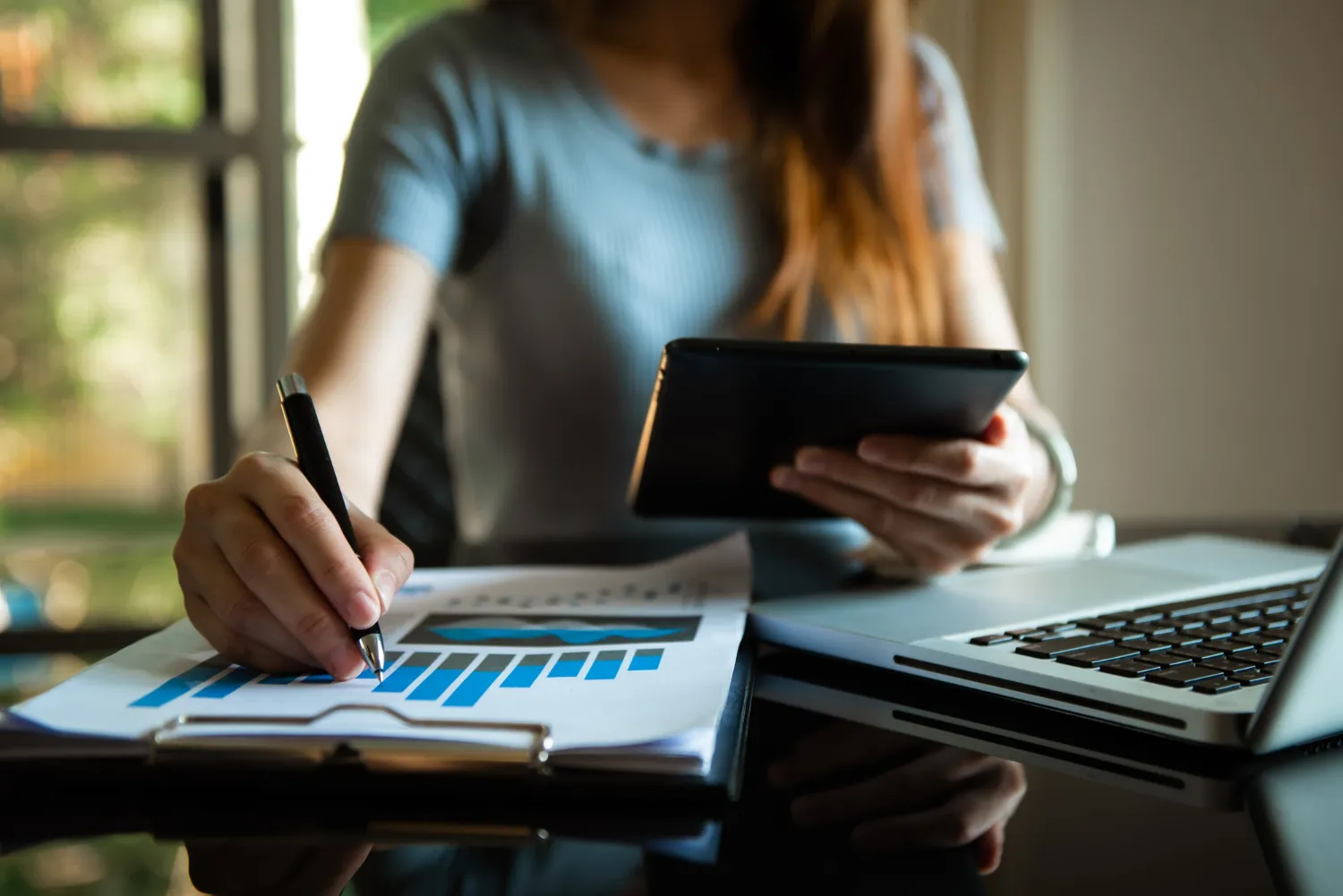 Pessoa analisando dados e gráficos para avaliar a saúde financeira da empresa