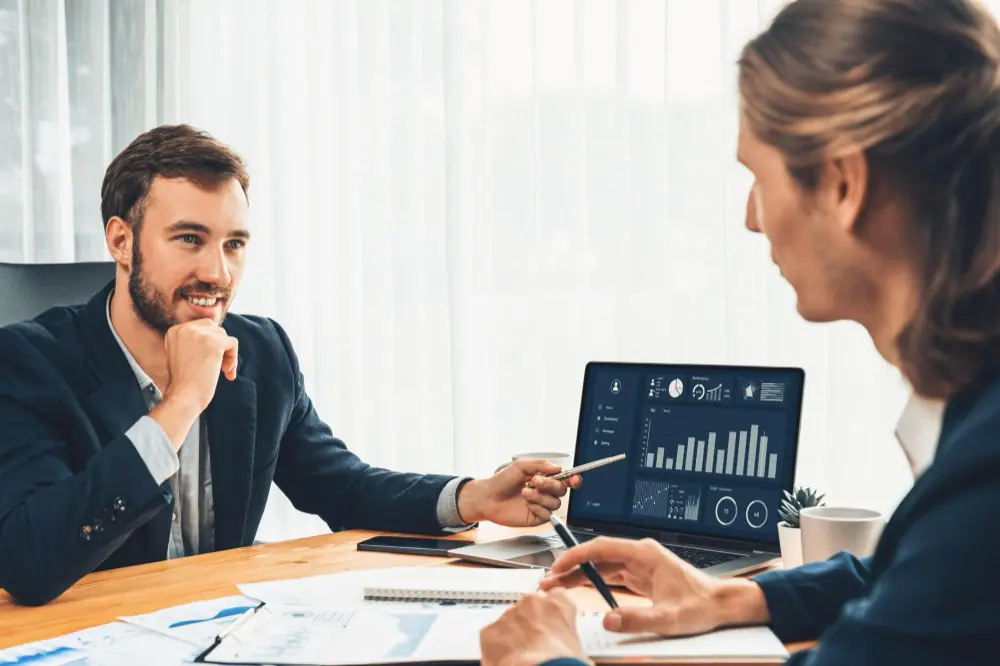 Consultoria financeira pessoal: o que é, como funciona, benefícios e quando contratar | Imagem por Magnific/Frolopiaton Palm Consultor apresentando gráficos de performance durante consultoria financeira pessoal