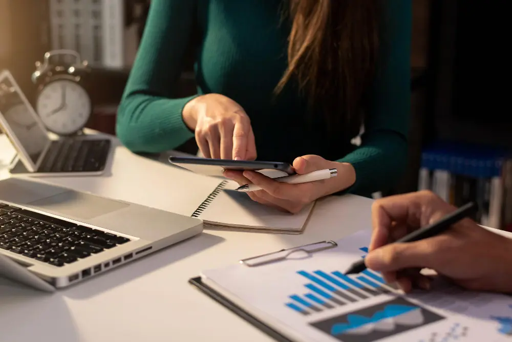 Quanto custa uma consultoria financeira pessoal? Cliente analisando relatórios e valores durante avaliação do custo da consultoria financeira pessoal